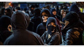 ‘이건 전쟁이다’…美 무정부주의자 ‘반(反) 트럼프’ 시위 과격화