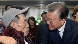 문재인, 환자 손잡고…