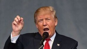 샌더스 “트럼프는 사기꾼…월가 위해 일해” 맹비난