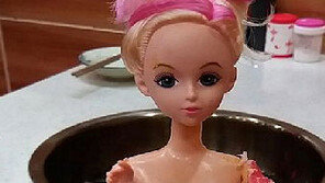 바비인형 ‘고기 옷’ 벗겨 먹는 엽기 메뉴 中서 인기, “변태적” 비판도