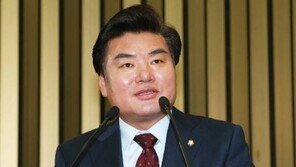 대선 출마 원유철 “태극기 집회, 가볼 생각”…박사모 “기회주의자, 안 와도 돼” 냉랭