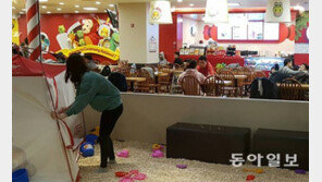 놀이기구에 막힌 연기 흡입구… 소화전 앞은 유모차 보관실