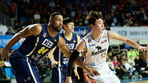 또 외곽슛 난조…갈길 바쁜 전자랜드, KCC에 발목