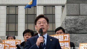 문재인 “촛불 더 높이 들어야”… 헌재내부선 “정치권 자제해야”