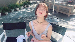 [#해시태그 컷] 스테이크 음미하는 이성경 ‘행복 그 자체’