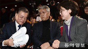 토론회피 논란에 영입인사 잡음… 문재인 ‘순항 모드’ 삐걱