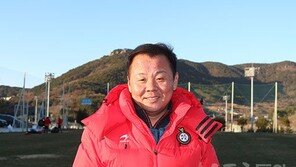[사커 피플] 51세 초보감독 이영익 “펄떡펄떡, 살아 숨쉬는 축구 하겠다”