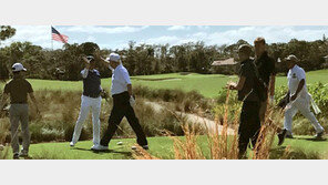 18홀 뒤 골프장 옮겨 9홀 더… 트럼프-아베 ‘하이파이브’