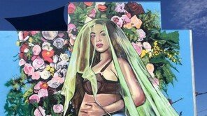 ‘비욘세 쌍둥이 임신 모습’ 벽화 호주서 인기몰이…작가 “비욘세 팬은 아니야”