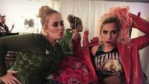 레이디 가가, ‘그래미 어워드 5관왕 아델’과 기념사진, “부러워”