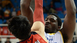 팔 벌리면 223cm 이종현 ‘공포의 파리채’