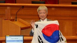 서석구, 탄핵심판 13차 변론서 태극기 꺼내…“혹시 X맨?” “변론할 게 없어서 쇼하나”