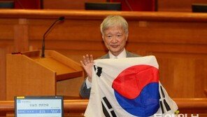 서석구, 헌재 대심판정서 태극기 퍼포먼스 …박사모 “진정한 애국자” 찬사