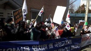 박사모 등 보수 단체, 서울 디지텍고등학교 앞 시위… “학교 가기 무섭다”