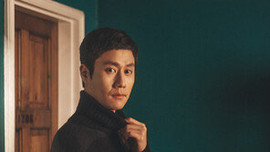 [인터뷰] 정우 “슬픈 실화…촬영내내 이슬비에 젖은 느낌”