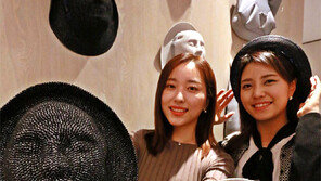 “얼굴 새겨진 모자 써보세요”