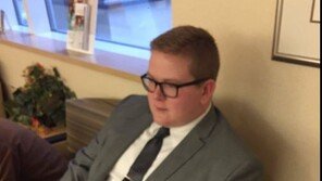 누나의 출산 당일, 18세 남동생이 ‘풀정장’을 빼입고 온 이유는?