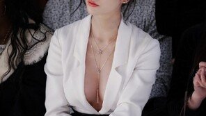 ‘자켓없이 속옷만~’…클라라, 남다른 볼륨감 