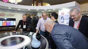 “LG 허브 로봇 신기하네”