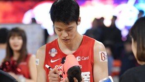 김선형 “내 지갑 털려도 농구화 던지기 행복”