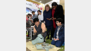 내나라여행박람회… 청자 깨뜨리는 도공