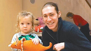 “팬들이 던져준 인형 투병 어린이들에게”