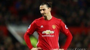 해트트릭 즐라탄 “동료들에 감사”…맨유, 유로파 32강서 생테티엔에 3-0 勝