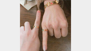 ‘연예계 절친’ 유인나·아이유 ‘우정 반지’ 눈길