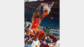 마음 돌린 전자랜드…“켈리, 다시 잘해보자”