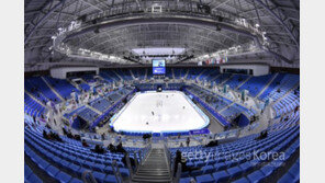 ‘링크에 떨어진 사진’ 황당한 일 속출한 4대륙대회