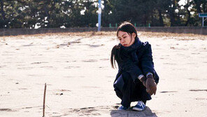 자기 얘기같은 영화서 열연… 홍상수 감독과 커플링 낀채 회견