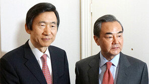 윤병세 “사드 보복 철회하라” 공식 요구… 왕이 “中정부 모르는일… 배치 보류하라”