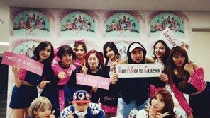 “트둥이들, 수고했어”…준케이·닉쿤, 트와이스 ‘KNOCK KNOCK’ 응원