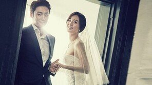 오상진♥김소영 웨딩화보 공개…블랙 슈트-시스루 웨딩드레스 ‘영화 같은 장면’