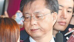 영장실질심사 우병우, 또 기자 노려봐…“눈에 힘 빼라” VS “기자가 너무해”