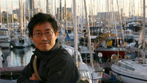 “낮에 직장인으로 살며 틈틈이 시도한 망상 모아”