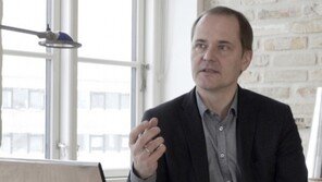 세계적 산업디자이너 톨스텐 밸루어 “LG G6, 손 안의 ‘풀비전’ 구현” 호평