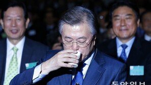 옛 전우들에게 ‘군번줄’ 선물 받은 문재인 전 대표