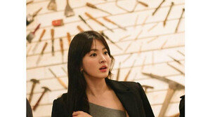 [#해시태그 컷] 여신미모 송혜교 ‘패션의 완성은 시계’