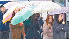 우산 쓰고 ‘사랑의 헌혈’