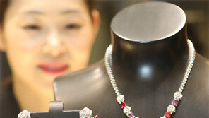 피아제 ‘가든 컬렉션’… 목걸이-귀걸이 합쳐 9억원