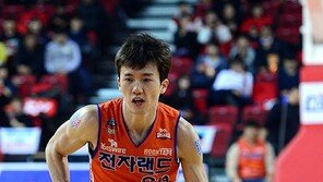 도움 주는 박찬희, 봄농구 희망 키우는 전자랜드