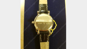 “희소성 고려, 20만원” ‘황교안 시계’ 논란…野 “대통령 놀이 중단하라” 맹공