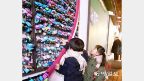 “자물쇠가 왜 벽에 걸려있지?”