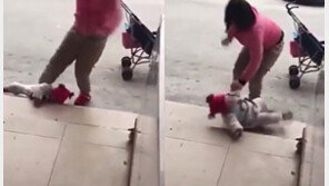 [영상]“아직도 울어?!” 우는 딸 발로 걷어차는 무자비한 母 