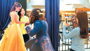 “미녀와 야수로 변신”