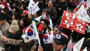 단상선 “탄핵기각땐 불복” “빨갱이 척결”… 시민들은 차분했다