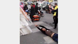 [영상]결혼식날 신랑 쇠사슬로 묶어 질질 끌고 가는 신부, 뭔 일?