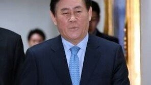 최경환 의원, 약속보다 4시간 빨리 기습 출석…검찰 “당황스럽다”