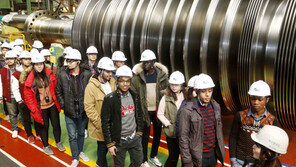 창원산업단지 두산重 외국인 학생 견학 줄이어